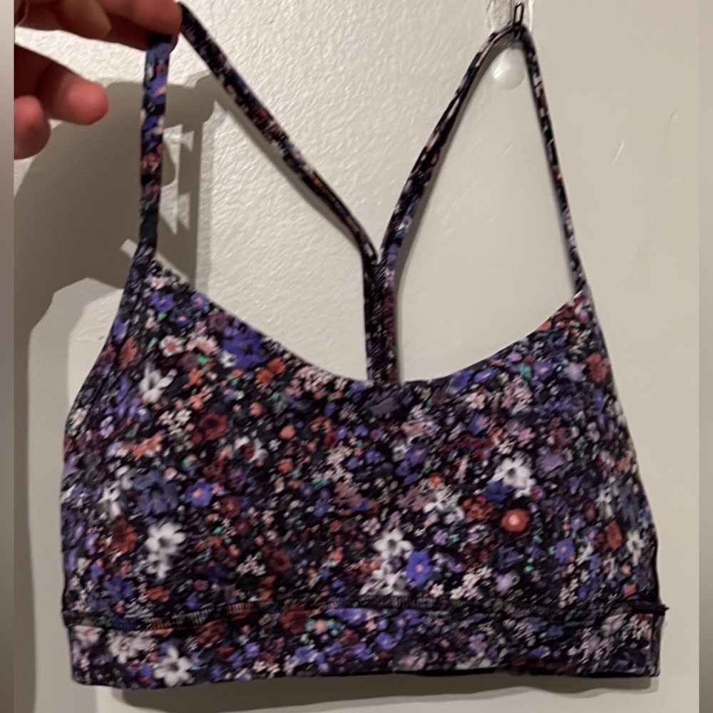 Lululemon Flow Y Nulu Bra size 4 NWOT. Cups included